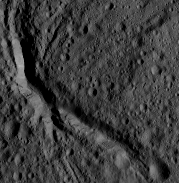 Canyon in Ezinu Crater (EDM)
